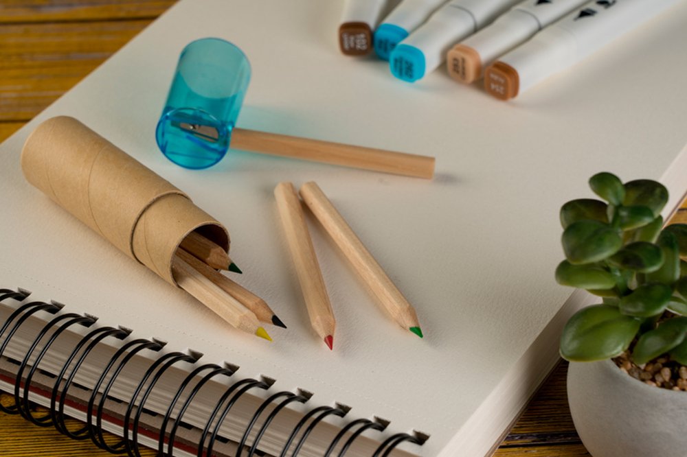 Kredki drewniane 6 kolorów BECKY z temperówką w eko pudełku - Kredki, kredy, zakreślacze z nadrukiem logo | VEBI - zdjęcie 4