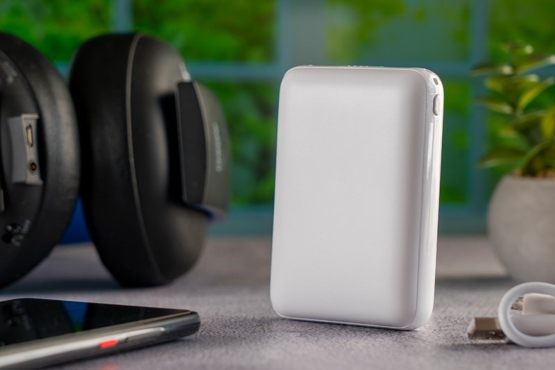 Power bank KILIS 10000 mAh z logo - mobilne ładowanie wszędzie - zdjęcie 4