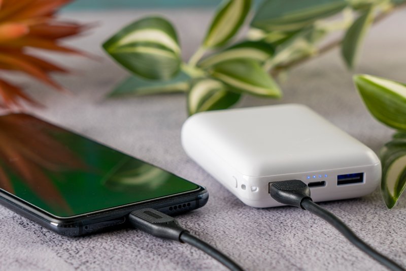 Power bank KILIS 10000 mAh z logo - mobilne ładowanie wszędzie - zdjęcie 5