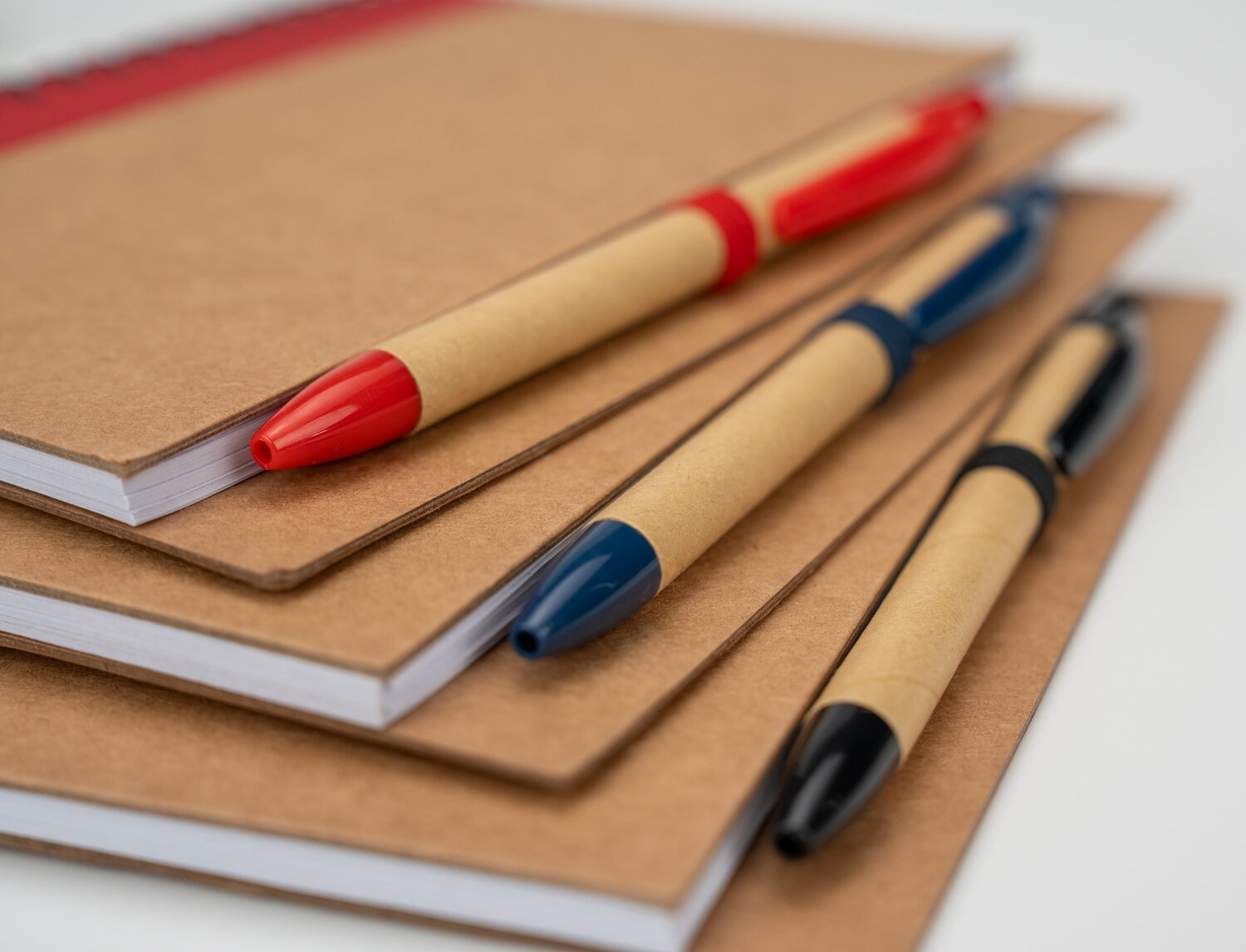 Notes A5 ekologiczny z długopisem RAVENNA - 80 kartek z recyklingu - Notatniki i notesy z nadrukiem logo | VEBI - zdjęcie 39